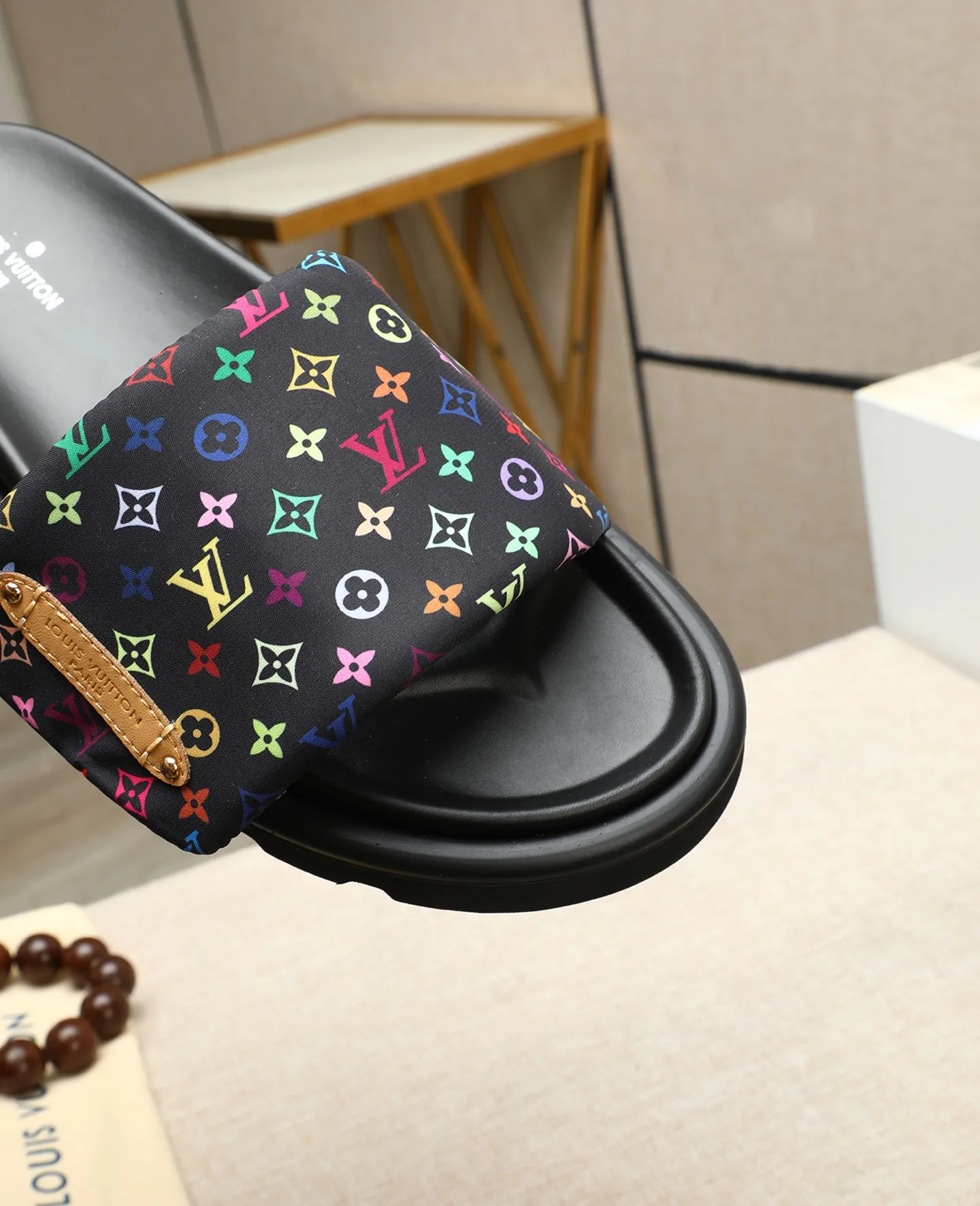 Factory price 360 ​​🐢🐢Men's shoes for couples, with drawer box [LOUIS VUITTON] Louis Vuitton, the latest LV official website printed wallet and men's and women's slippers 🔥🔥🔥 are now on the market. The drawer box is packaged with cloth bags and cards. The upper pattern looks very soft and waxy, and is a super versatile leg slimming tool. Fabric: Imported denim/down silk cotton embossed, LV hardware LOGO, official website pattern printing, lining: water-dyed sheepskin down filling, comfortable to wear, feet: high-elastic PU water platform. Sole: foam sole, heel height: about 5cm. Code number 36-44, (35 45 customized)